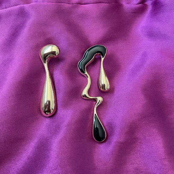 Abstract art earrings in gold with black enamel detail. - Picture 1 of 5